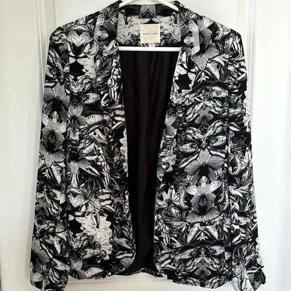 Black and White Floral Print Blazer - Picture 3 of 8